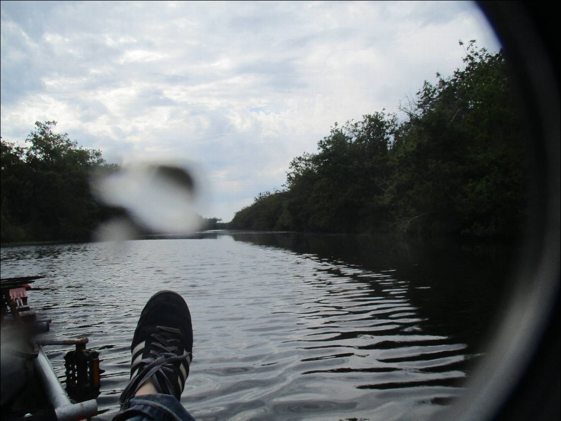 Nuages, pluie et canal. Au fond,barrage de Langouarde.