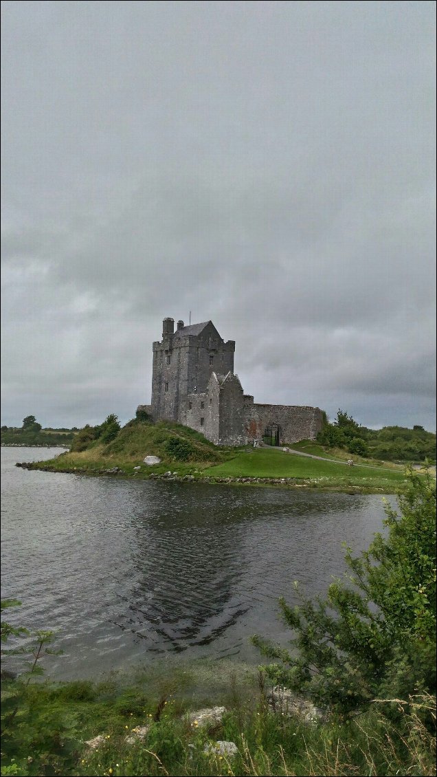 Le plus pittoresque des châteaux qui nous a été donné de voir.