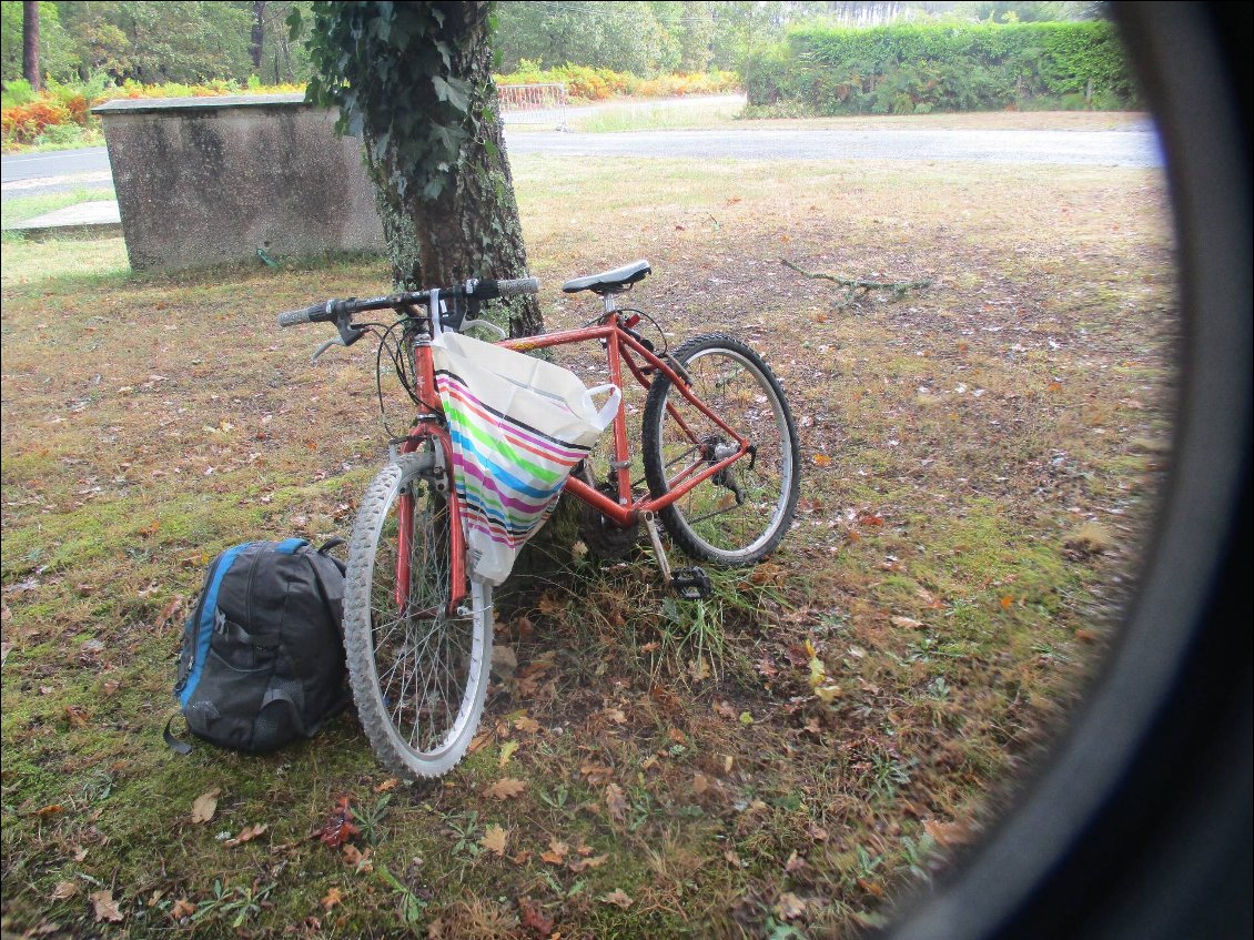 Le retour en vélo . dans la poche au guidon : une bâche et 10 poches poubelles de 100L