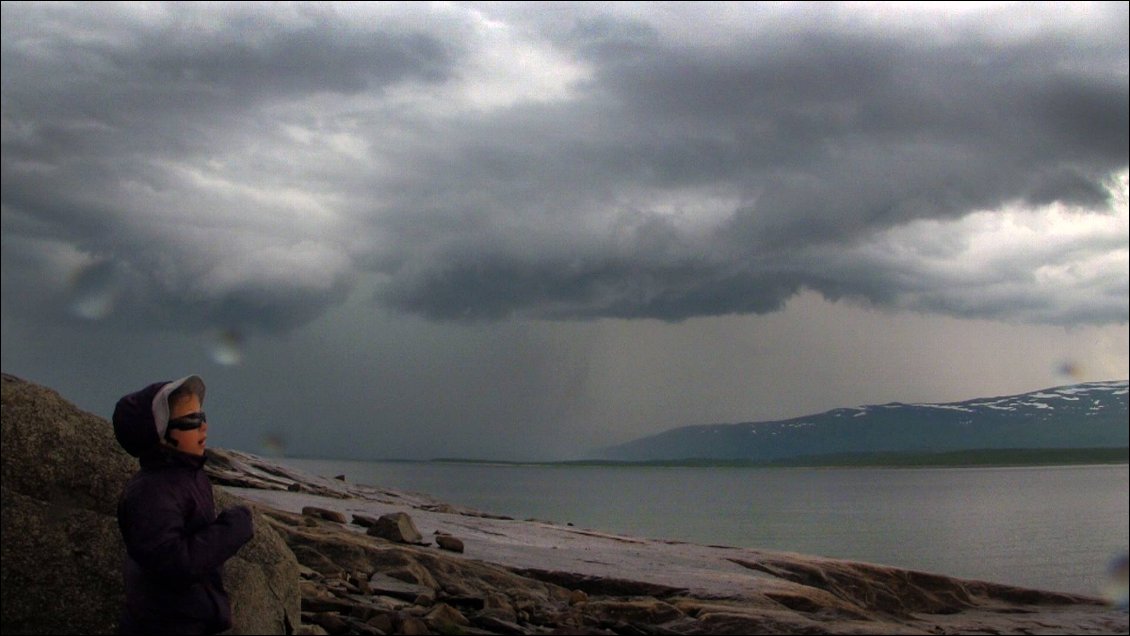 A ce moment on l 'a pris comme un défi : rien ne nous empêcherait de respecter la distance que l'on s’était fixé. Le Ahkka invisible dans le nuage de pluie.