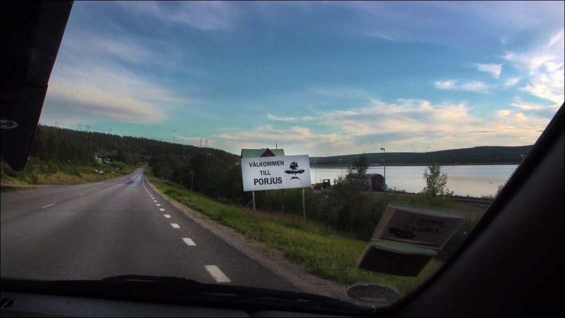 On fera 600 km avant de faire bivouac, dans une nuit qui n'avait plus rien d'une illusion.
Sans avoir l'impression de fuir, on savait juste que l'on avait plus rien à faire ici.
Tous les fruitiers de notre jardin n'attendaient que notre retour !