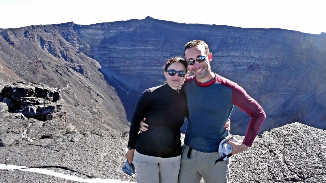 Devant le cratère du piton de la fournaise