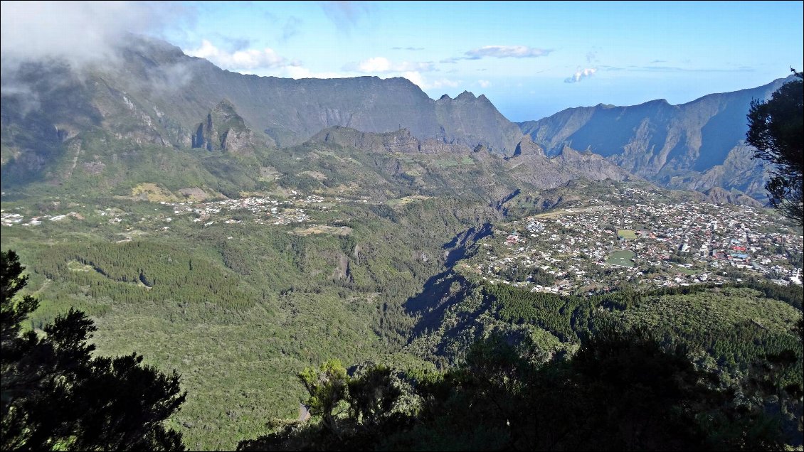 Cilaos vu d'en haut, on profite d'une accalmie pour sortir l'appareil photo :)