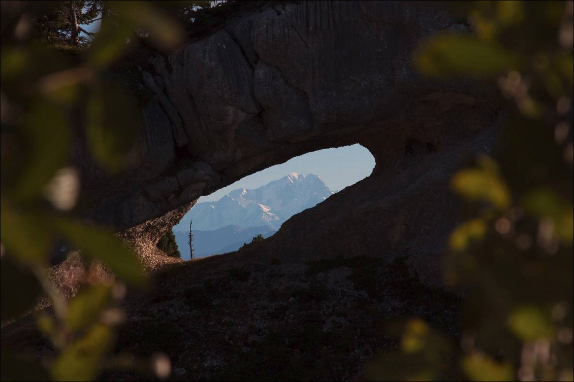 Le Mont-Blanc au travers de la première arche, en allant vers le Pas de Montbrun 