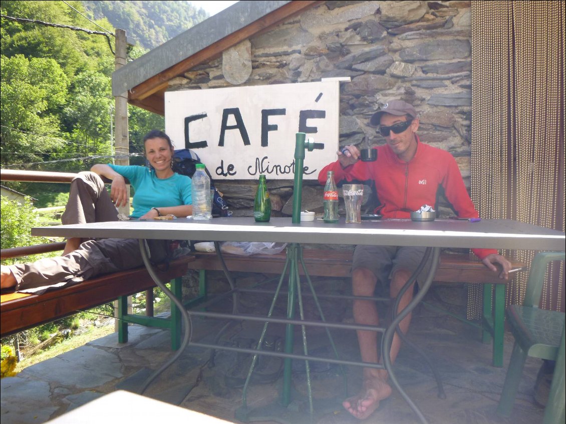 Au café du gîte de Mounicou, pause fraicheur