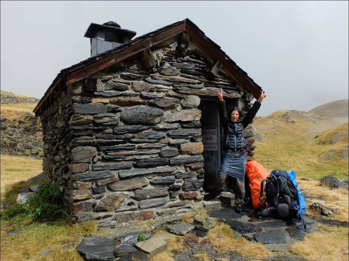 Cabane du pique-nique, et je vais pouvoir enlever ma jupette de pluie