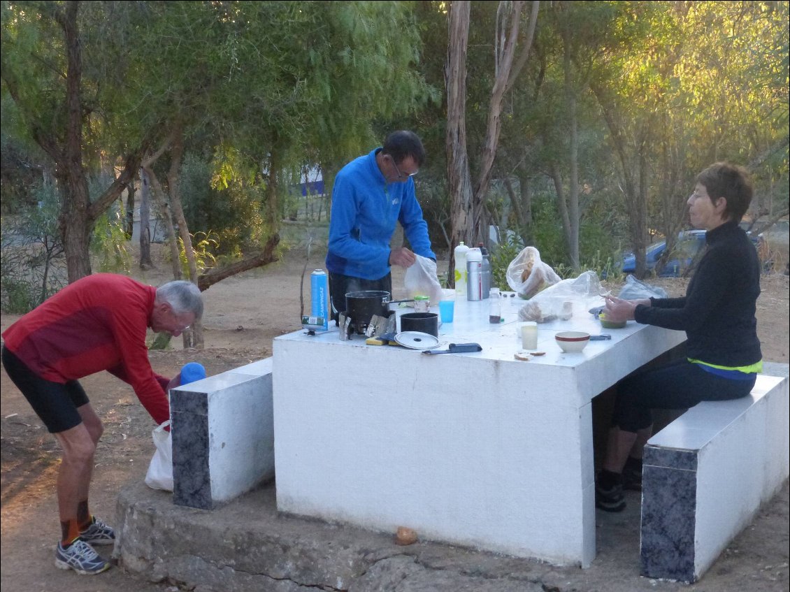 Petit déjeuner au camping d'Alvor