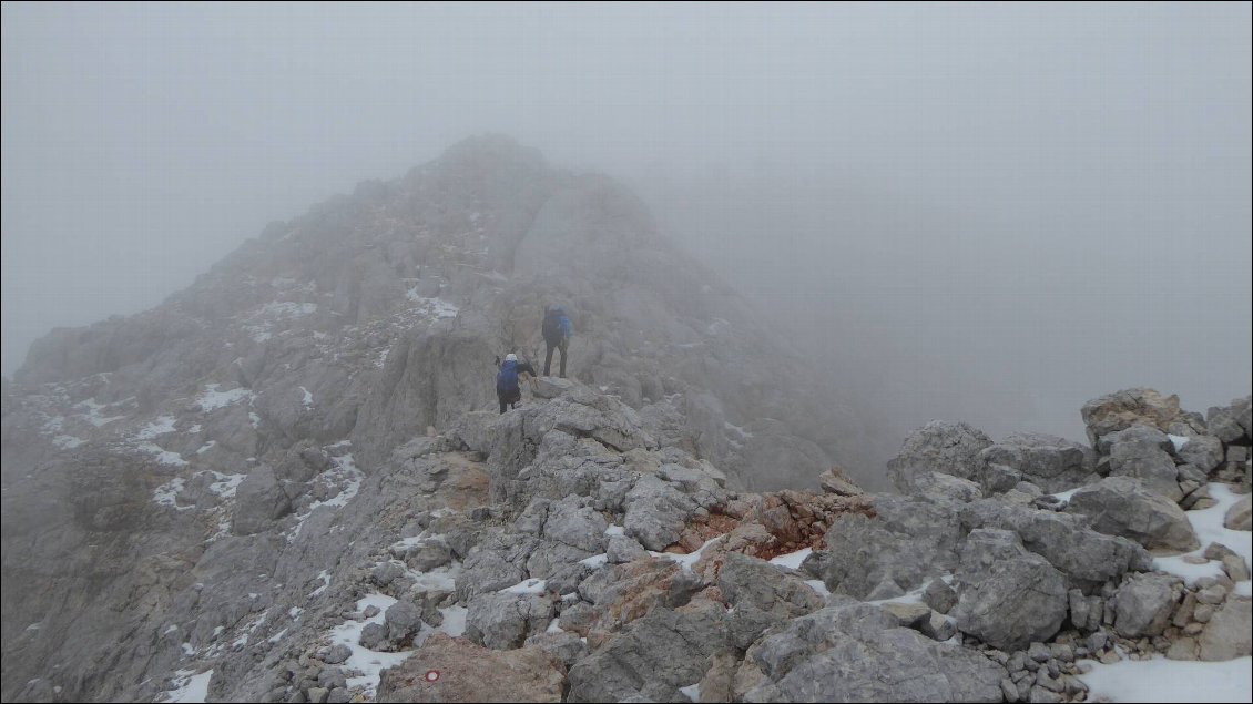 Arrivée au sommet dans le brouillard