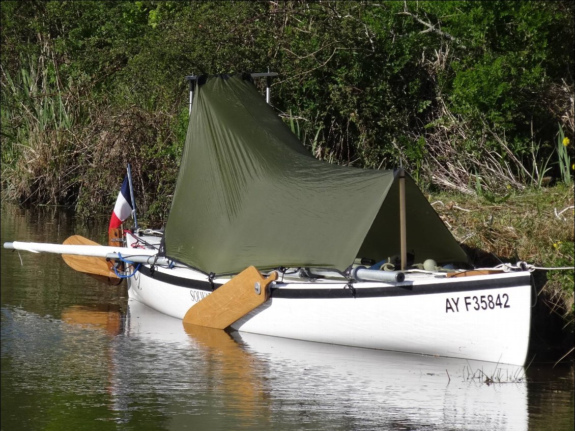 Le taud de randonnée bricolé couvre le cockpit (1,80m x 0,55m) dans lequel je dors, protégé du vent et de la pluie. Enfin, d'une pluie faible, parce que s'il tombait des cordes...