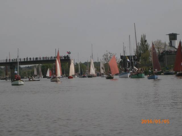 La flotte de "Vilaine en fête" passant le Pont de Cran.