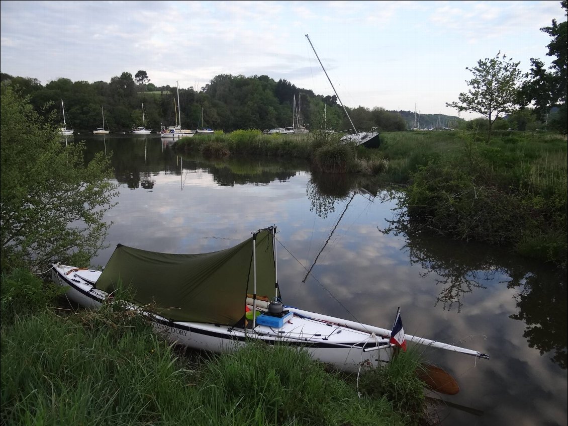 Un bateau vivant au premier plan, un bateau agonisant en arrière-plan.