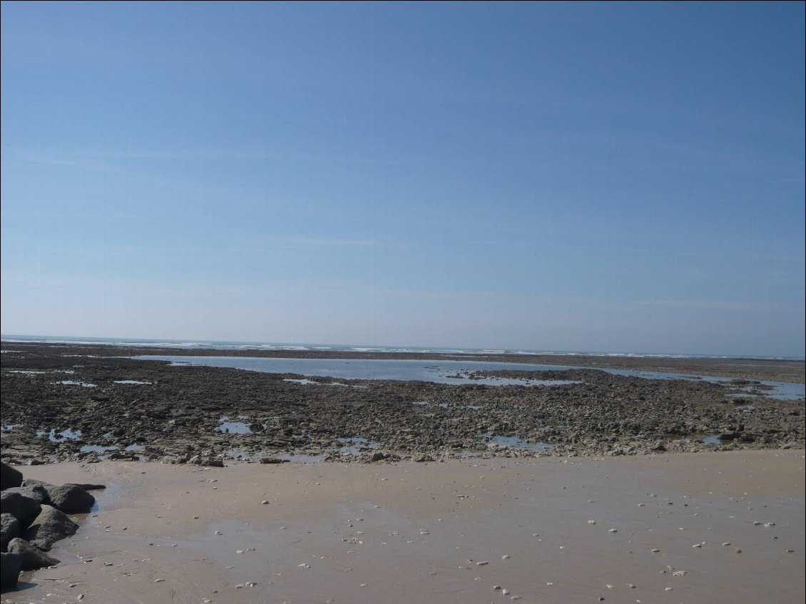 Et au loin, au delà des rochers, les vagues...une plage de pêche à pied