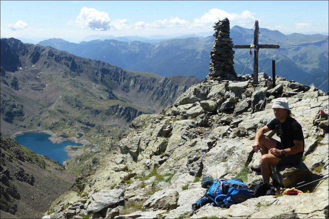 Casse croûte au mont Ténibre (3031) avec le lac de Rabuons en dessous