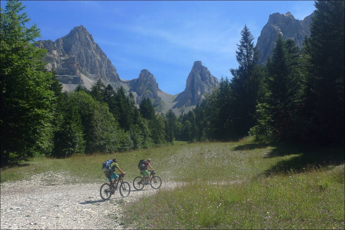 Le début de la montée est facile sur la piste, bien que le soleil soit au zénith. L'objectif est en vue : le col des Aiguilles trône au milieu de la photo, en arrière-plan.