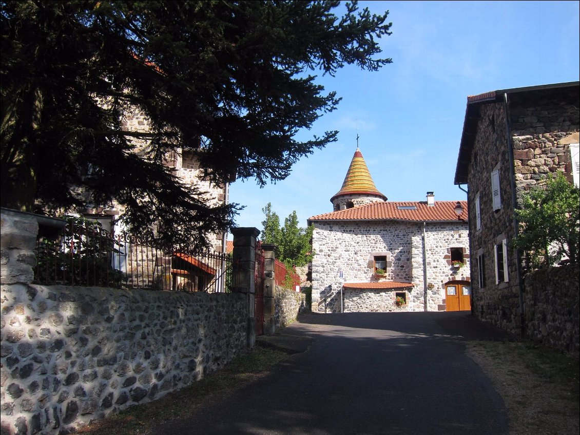 Petit détour dans le village de Goudet pour démarrer.