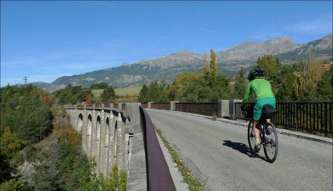 En direction de Chorges, peu avant d'entamer la montée du col Lebraut.