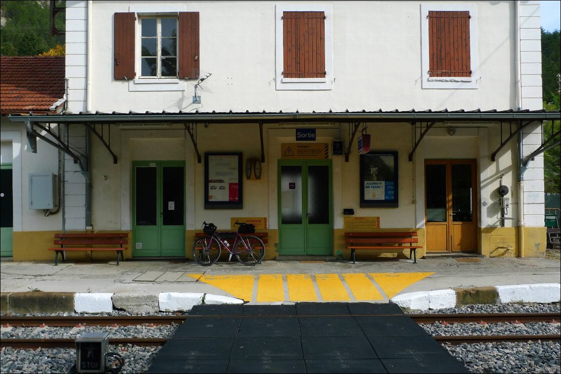 Après un crochet pour dégoter 2kg de miel, j'atteins la gare de Serres pour rentrer paisiblement en train.