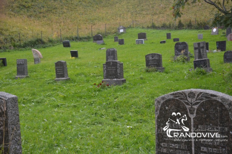 Petit cimetière au dessous du col de Einangen