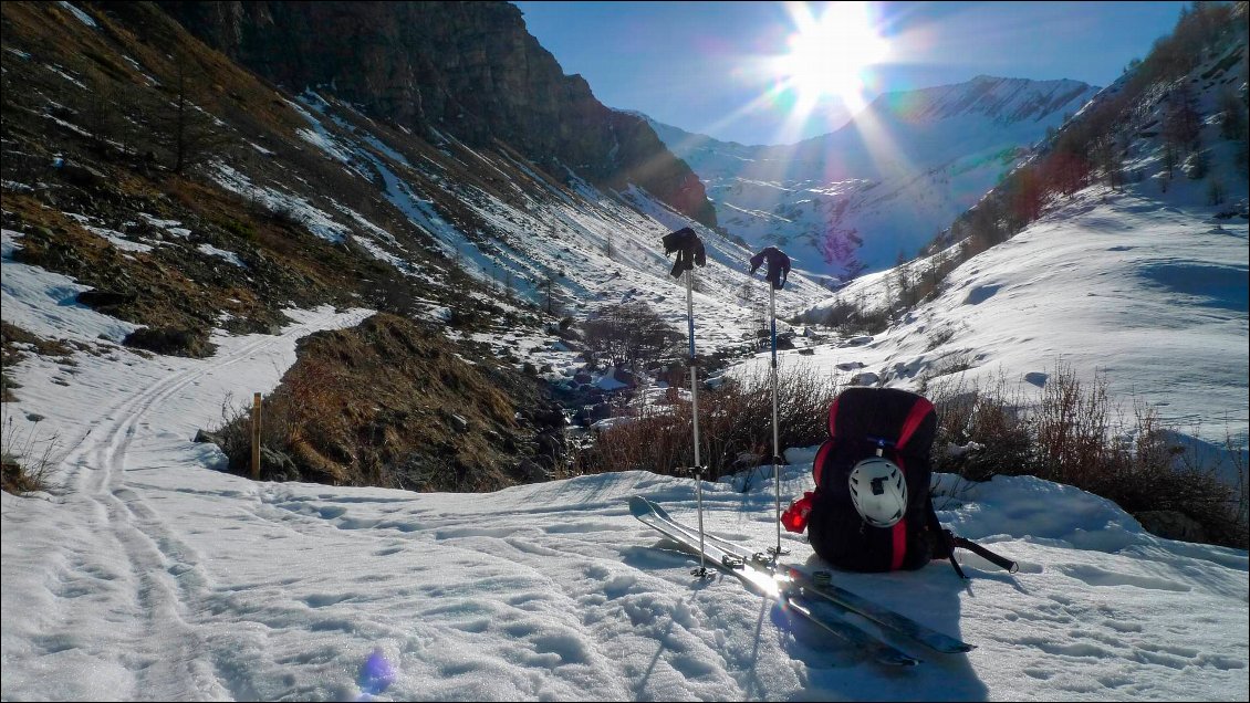 Je peux enfin chausser les skis, le portage est terminé. Délesté des spatules, le sac me parait léger... alors qu'il y a encore le matériel de bivouac et la voile de parapente dedans !