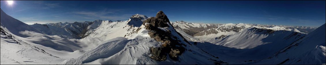 Au col de la Règue. L'ouest est à gauche, le nord au milieu et l'est à droite : on devine que l'exposition y est parfaite pour capter le soleil !