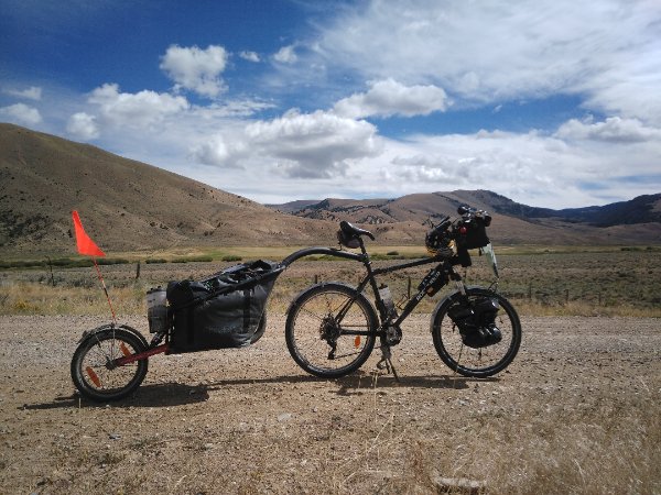 vélo + sacoches avant + remorque suspendue (Canada)