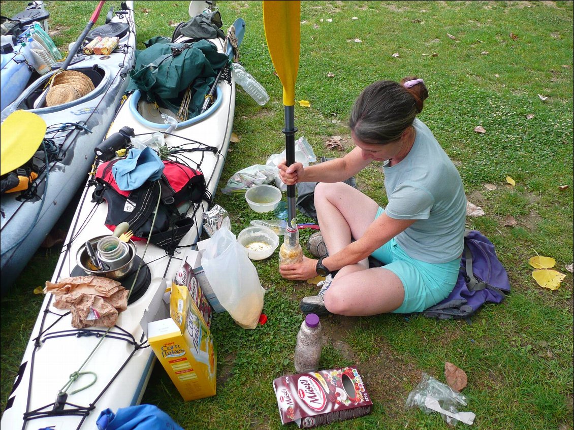 Tassage de céréales dans une bouteille à gros goulot avec le milieu du manche d'une pagaie démontable (voyage kayak de mer en Croatie)