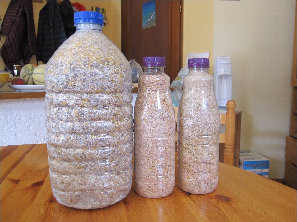 Une bouteille de 5L et 2 bouteilles de 1L (toutes à gros goulot) remplies de muesli bien tassé !