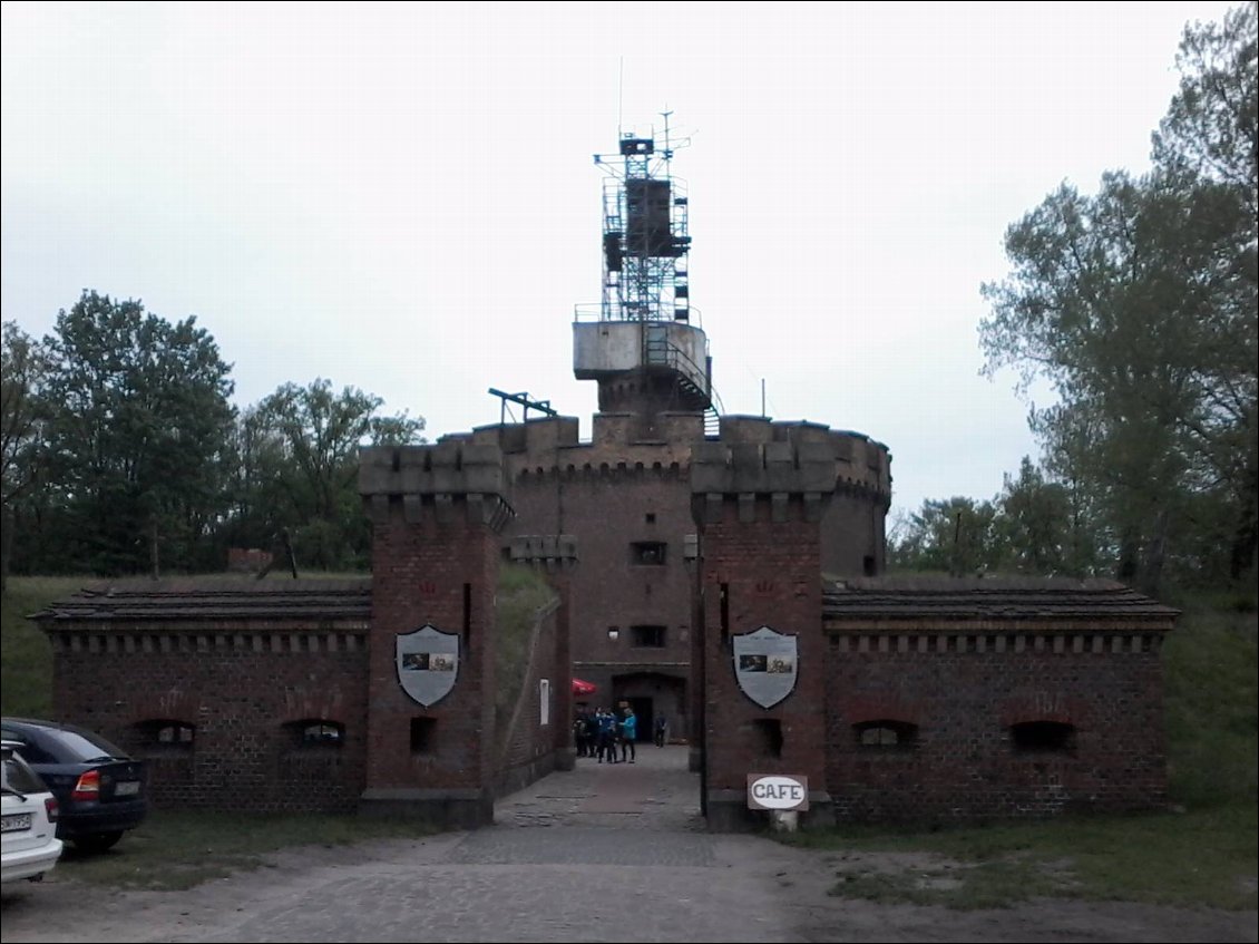 La forteresse Anolia.
Il y a tout un ensemble de forteresse autour de la ville, la région est même réputée pour ça. Les forts datent de plusieurs siècles et ont accueilli moult personnalités (Frédéric-Guillaume IV, le roi de Prusse, Guillaume 1er ...).Et surtout, lors de la 1ère guerre mondiale, la célèbre espionne Mata Hari les a visités.