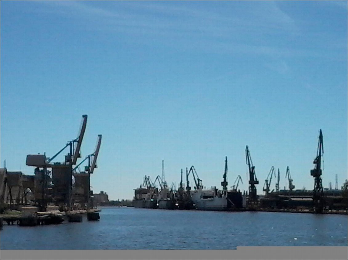 1er aperçu de Gdansk. Le ferry remonte la Motlawa en traversant les fameux chantiers navals de la ville.