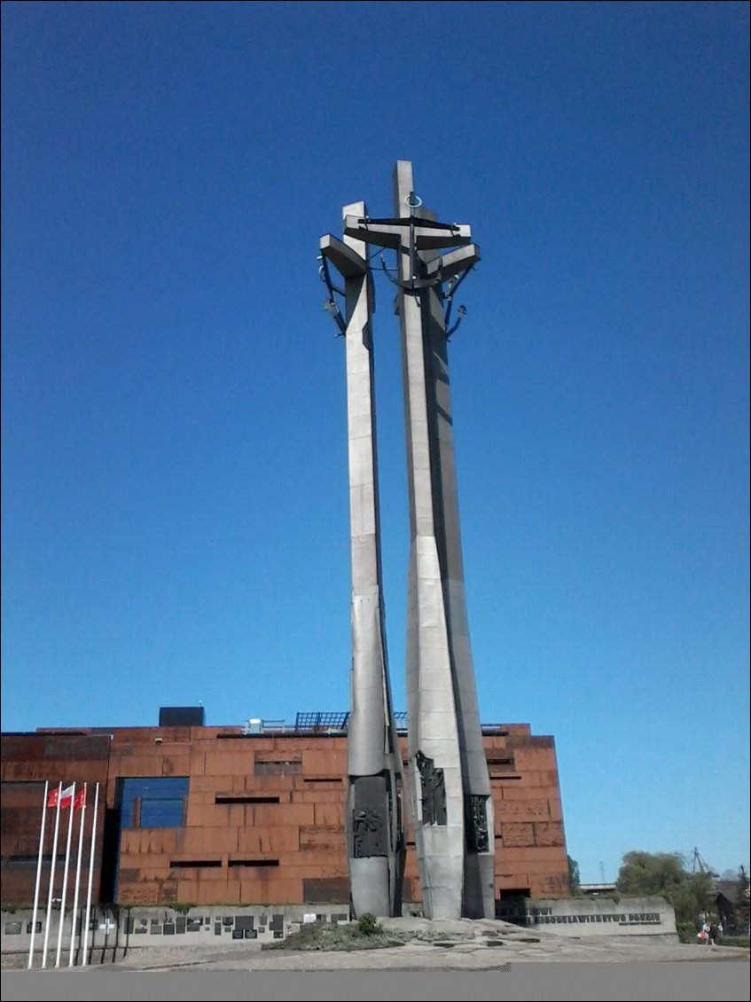 Le centre européen de Solidarité.
Rappelez vous : Solidarnosc, Lech Walesa dans les années 80, et tout ce qui s'en suivit. C'est ici à Gdandk, dans les chantiers navals que tout a commencé.