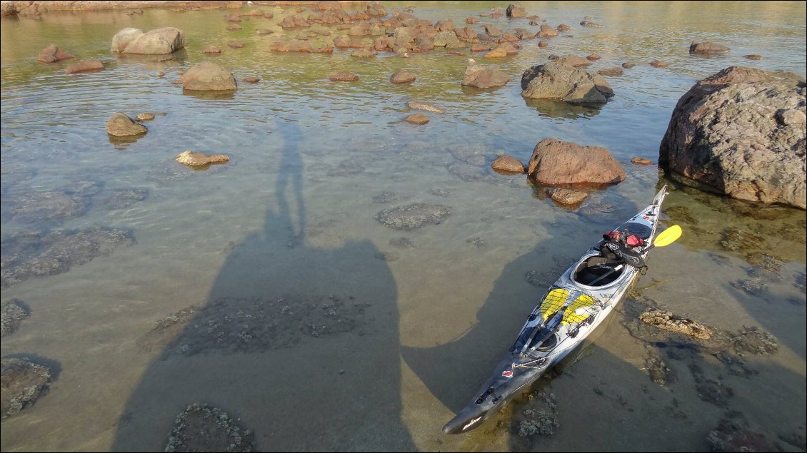 Pagaie démontable de secours fixée sur l'avant du kayak
(côte ouest de la Sardaigne)