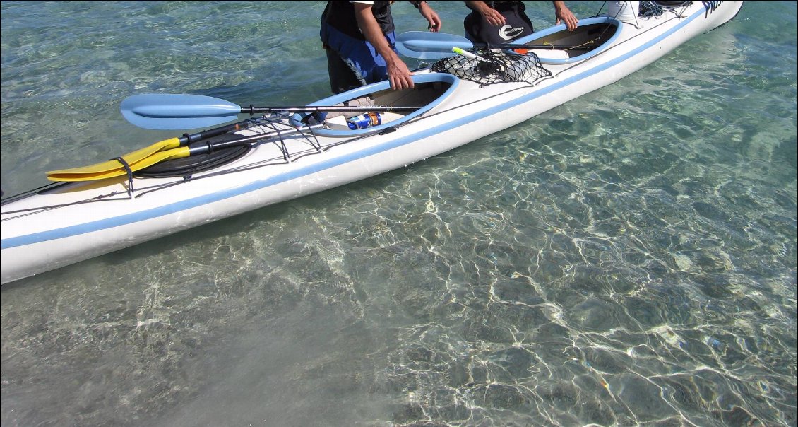 Pagaie démontable de secours fixée sur l'arrière du kayak (celle avec les 2 pales jaunes)