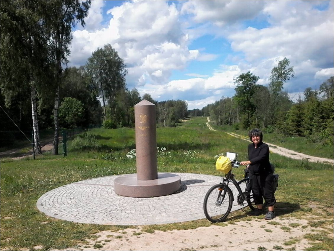 Le tripoint : la frontière de 3 pays. Je suis en Pologne, le chemin à droite et en Lituanie et la forêt à gauche est en Russie (grillagée et avrc une caméra de survrillance)