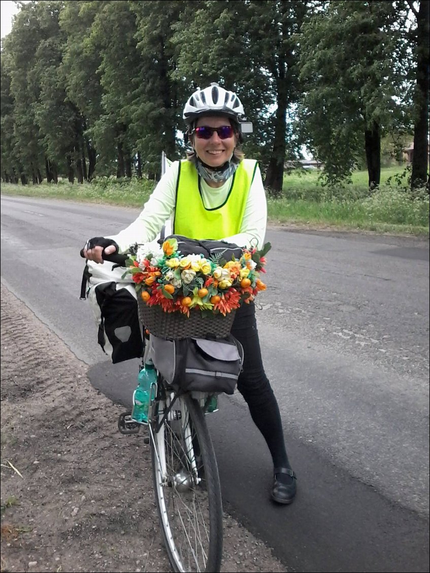 Delia croisée sur la route. Elle voyage seule, accompagnée de ses fleurs. Lovely !