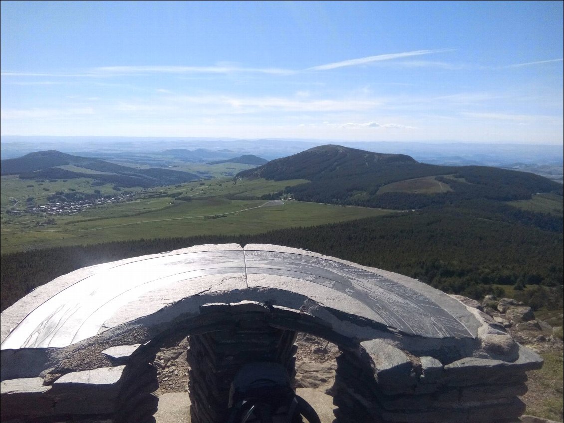 À la table d'orientation du Mont Mézenc 1753m.