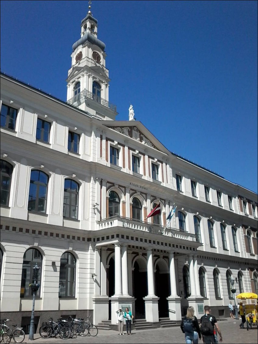 L'hotel de ville, donc en face de la maison des Têtes Noires.