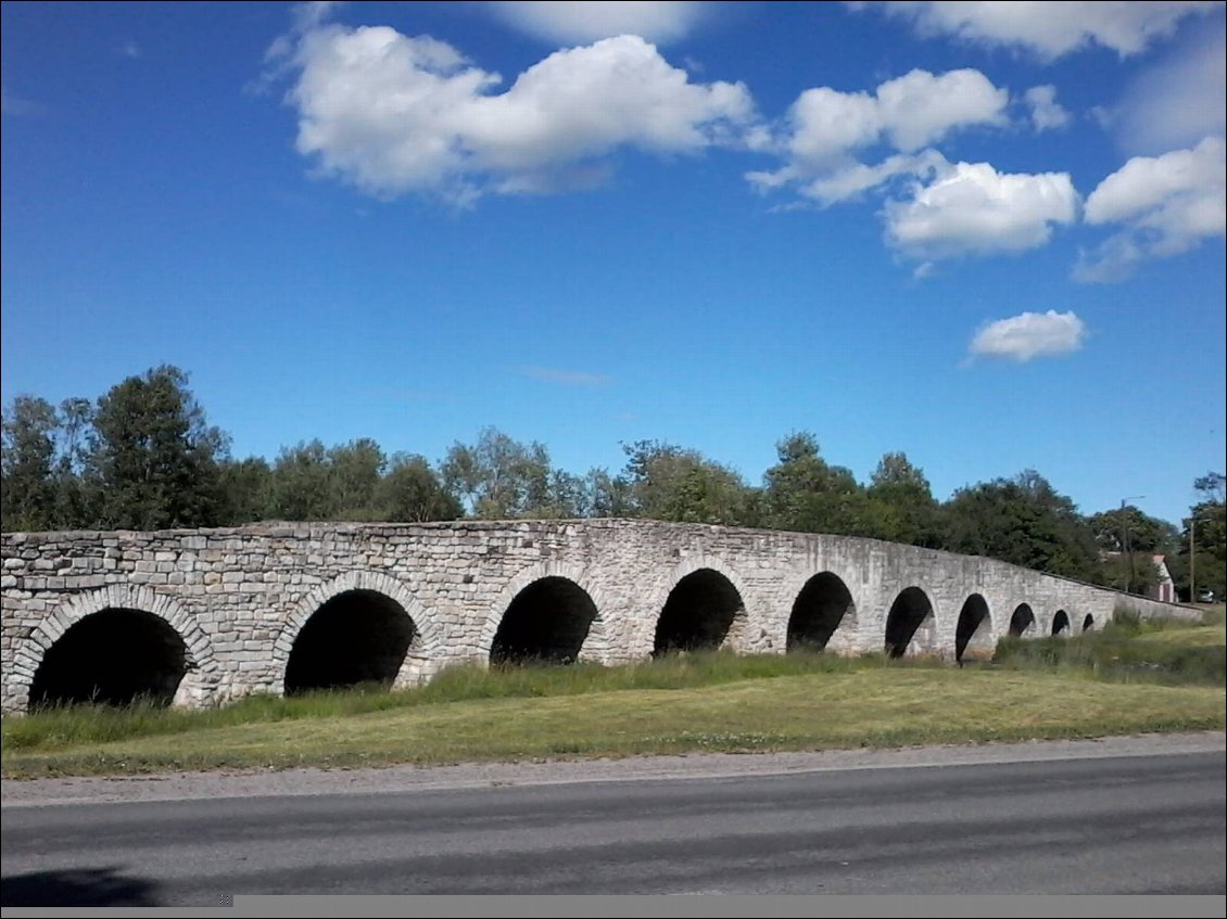 Le plus vieux pont d'Estonie à la sortie de la ville.