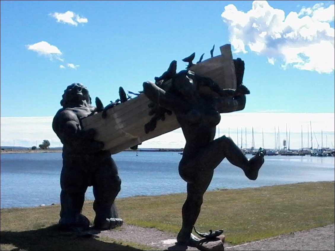 Koa c'est donc ?
C'est une sculpture de Tauno Kangro représentant le héros Suur Toll et sa femme Piret. Ce géant est une figure de la mythologie estonienne. Il vivait du l'île de Saameraa et veiller sur ses habitants et surtout les pêcheurs. Il combattait aussi les ennemis de Saameraa. Parfois, il allait rendre visite à son frère Lièvre qui vivait sur l'ile d'en face.