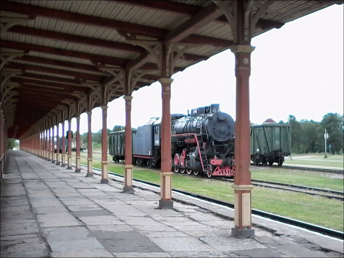 La piste me conduit à l'ancienne gare d'Haapsalu, transformée en musée du train.