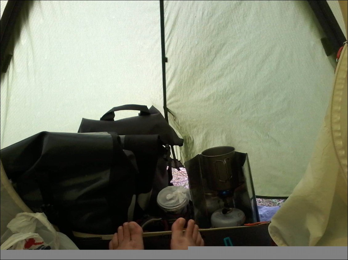 Signe de mauvais temps : je cuisine dans la tente.