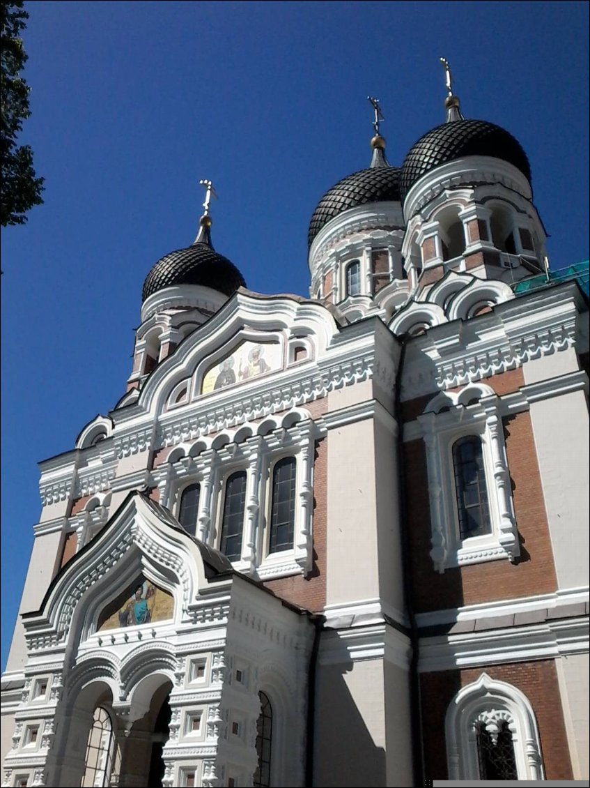 Koa c'est donc ?
La cathédrale Alexandre Nevsky sur la colline de Toompea. Principal lieu de culte orthodoxe russe en Estonie. Elle fait face au parlement estonien tout de rose vêtu.