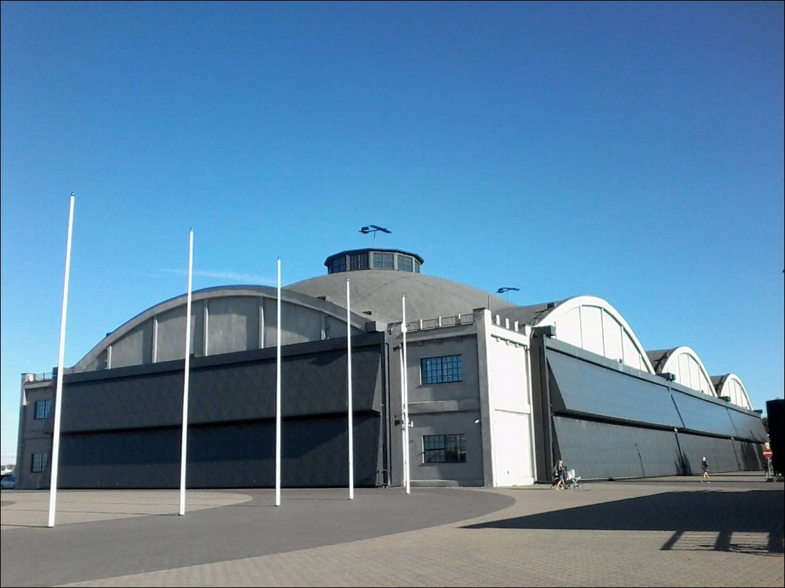 Koa c'est donc ? Lennusadam, port des hydravions. Ces hangars ont été construits en 1916-1917 dans le cadre des fortifications maritimes "Pierre le Grand". Maintenant, le centre de la mer occupe cet espace.