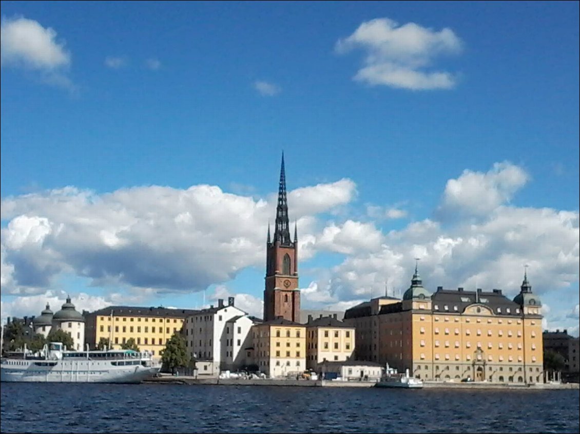 Le vieux quartier Gamla Stan (13eme siècle) est le centre historique de Stockolm. Dans les ruelles pavées, les maisons du 18ème et 19eme siècles sont ocres, jaunes, orangées, rosées ... C'est aussi un quartier très touristique où parfois, il faut jouer des coudes pour passer.