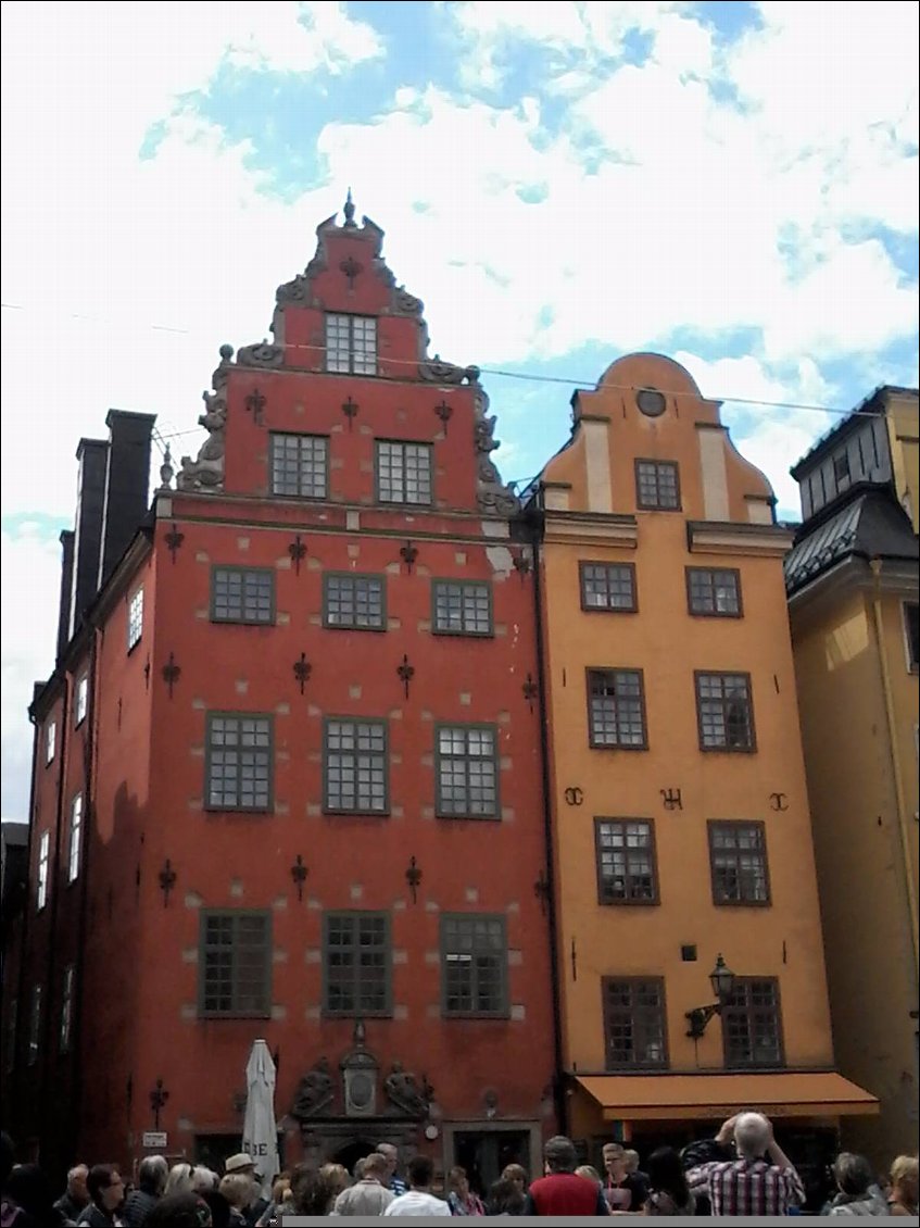 Place Stortorget où eut lieu le bain de sang de Stockolm en 1520. Les membres de la noblesse suédoise furent exécutés sur ordre du roi danois Christian II. La révolte qui suivit mit fin à l'union de Kalmar et marqua le début de la dynastie Vasa (comme le bateau, pas comme les biscottes !)