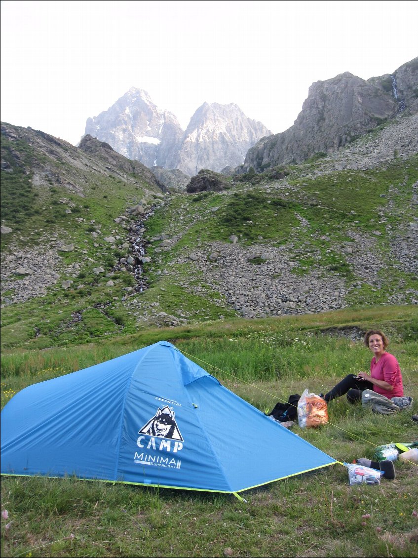 Steph au bivouac, devant les sources du Pô