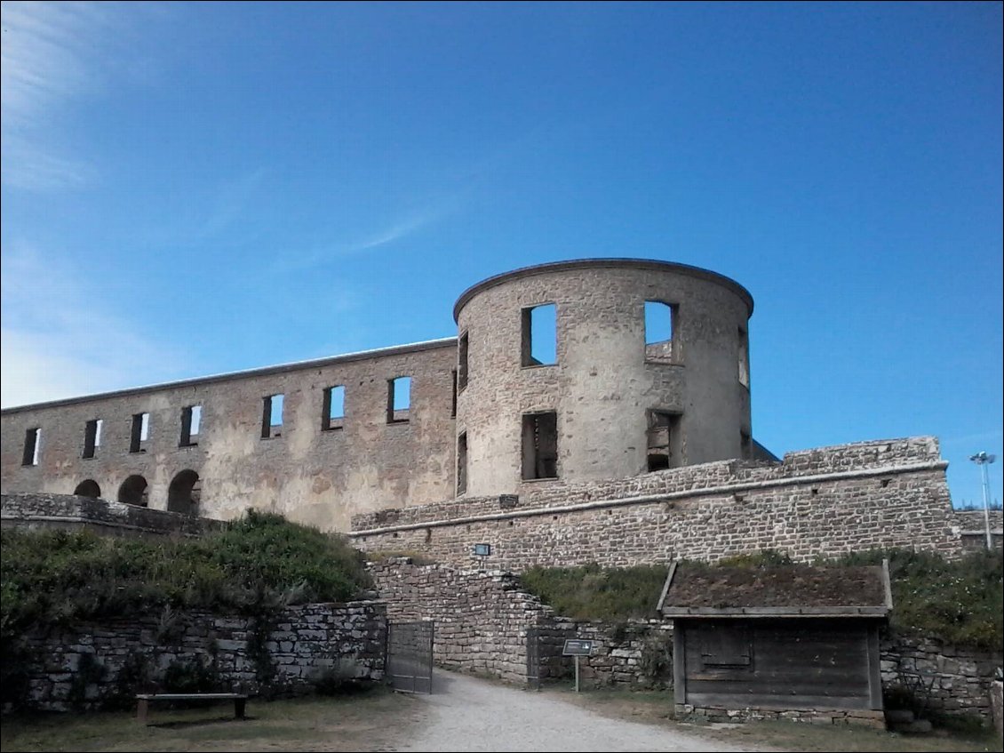 Les ruines du château Borgholm construit au XIIème siècle afin de protéger le détroit de Kalmar. Il fut détruit, reconstruit et agrandit au fil des époques, et passa plusieurs fois aux mains des danois notamment durant la guerre de Kalmar.