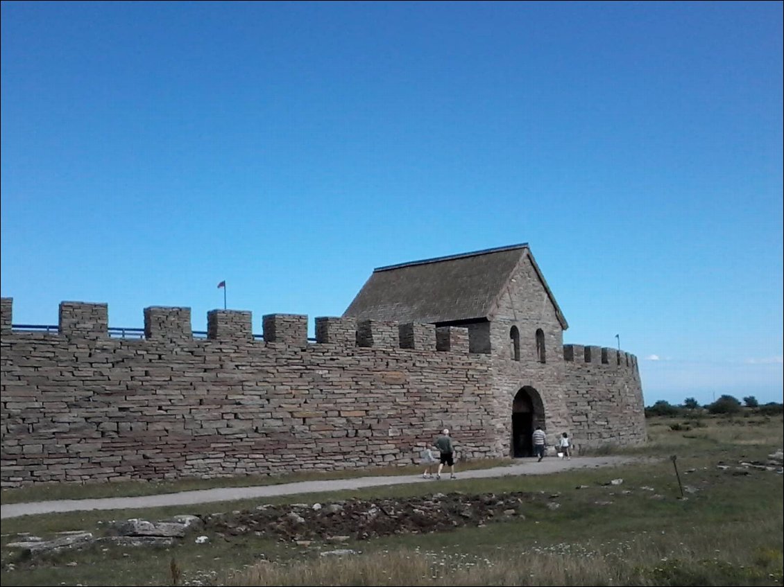 Koa c'est donc ? La citadelle d'Eketorp datant de l'âge du fer et réutilisée au Moyen Âge. Elle se situe au Sud d'Oland.