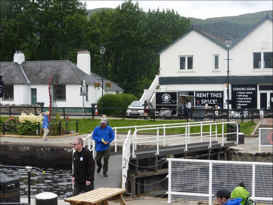 Fort Augustus, son Caledonian Canal et ses touristes