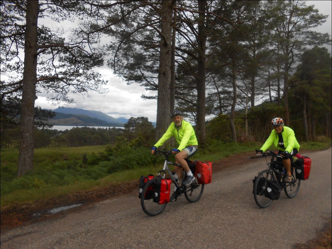 Petite route tranquille le long du Loch Linnhe