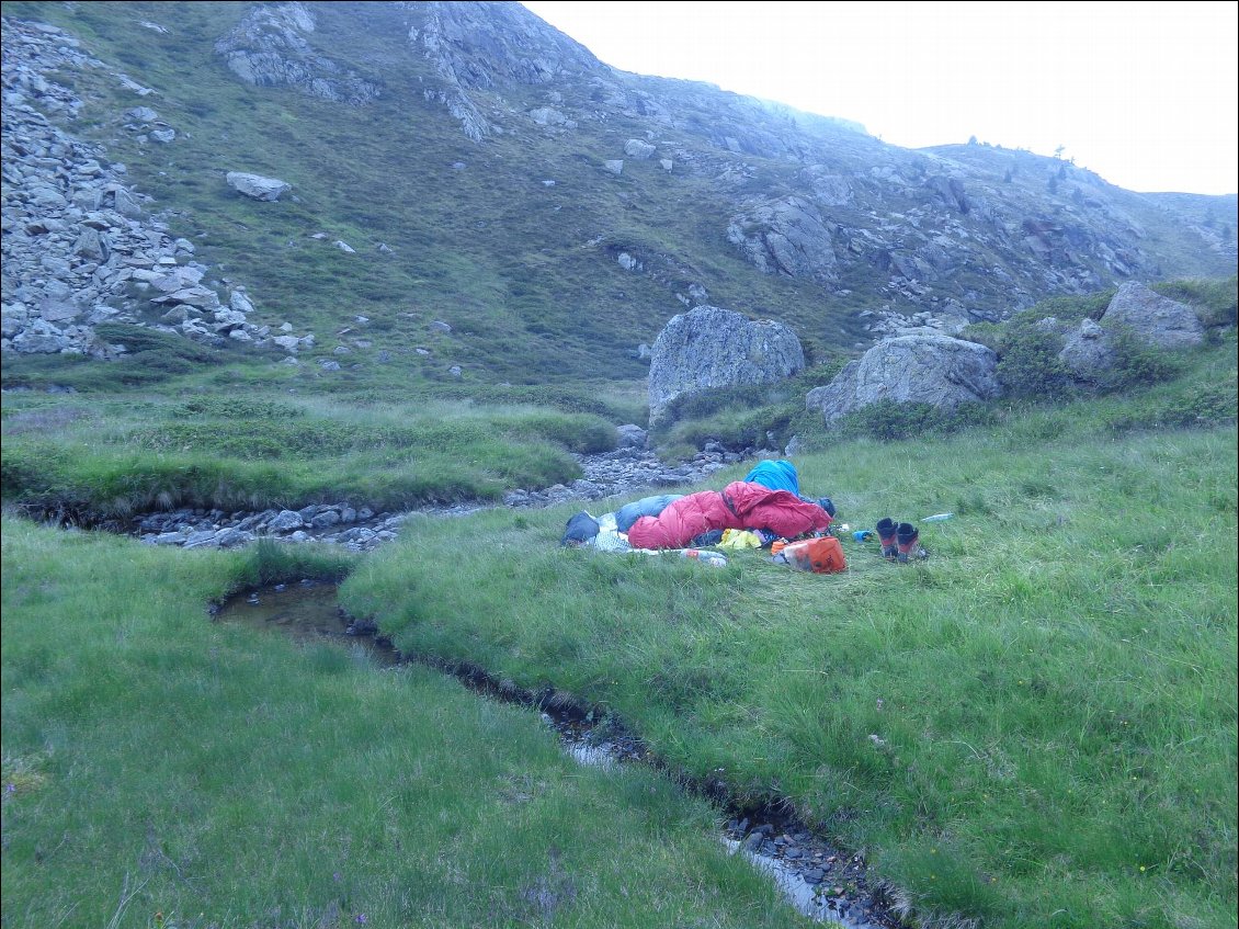 Petite zone où l'herbe ne pique pas trop pour une nuit à la Belle. Le coin regorge de zones de bivouac tous plus merveilleux les uns que les autres